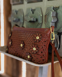 Hobo Darcy Crossbody in woven leather