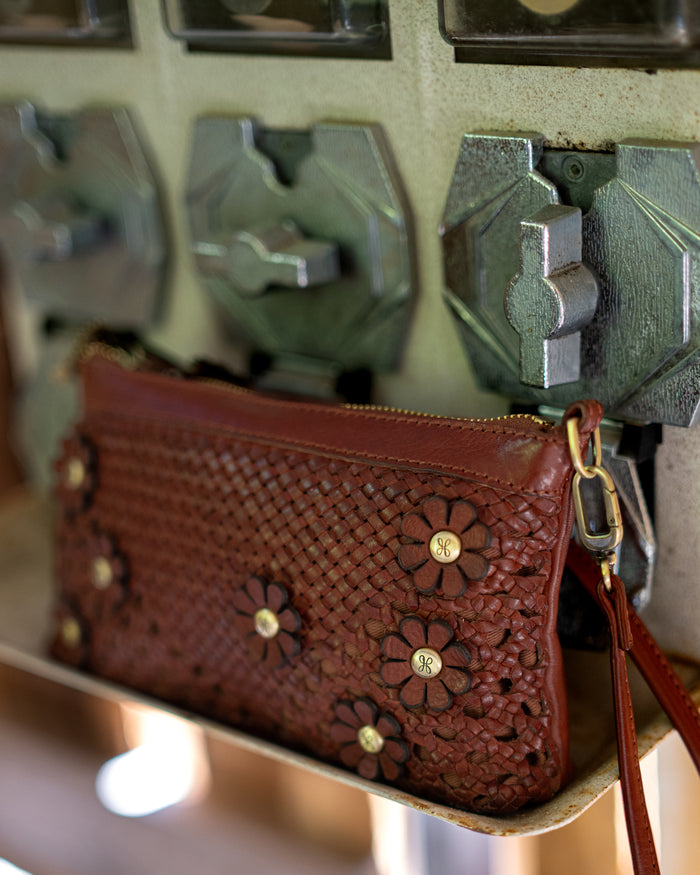 Hobo Darcy Crossbody in woven leather